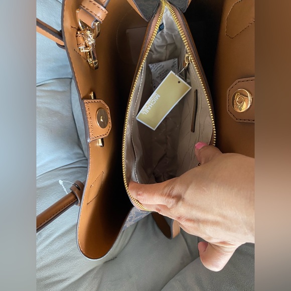 π₯SALEπ₯ (NEW)π Michael Kors Mercer Gallery MD Center Zip Tote - Picture 5 of 9